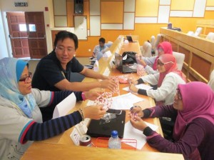 UniMy lecturer Dr Teh Aun Shih ( in black ) in discussion  with camp participants on Nanoscience