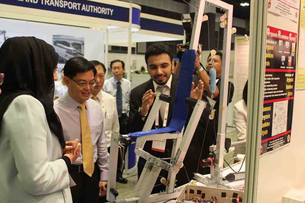 Guest-of-Honour, Education Minister visiting APU Team3 booth